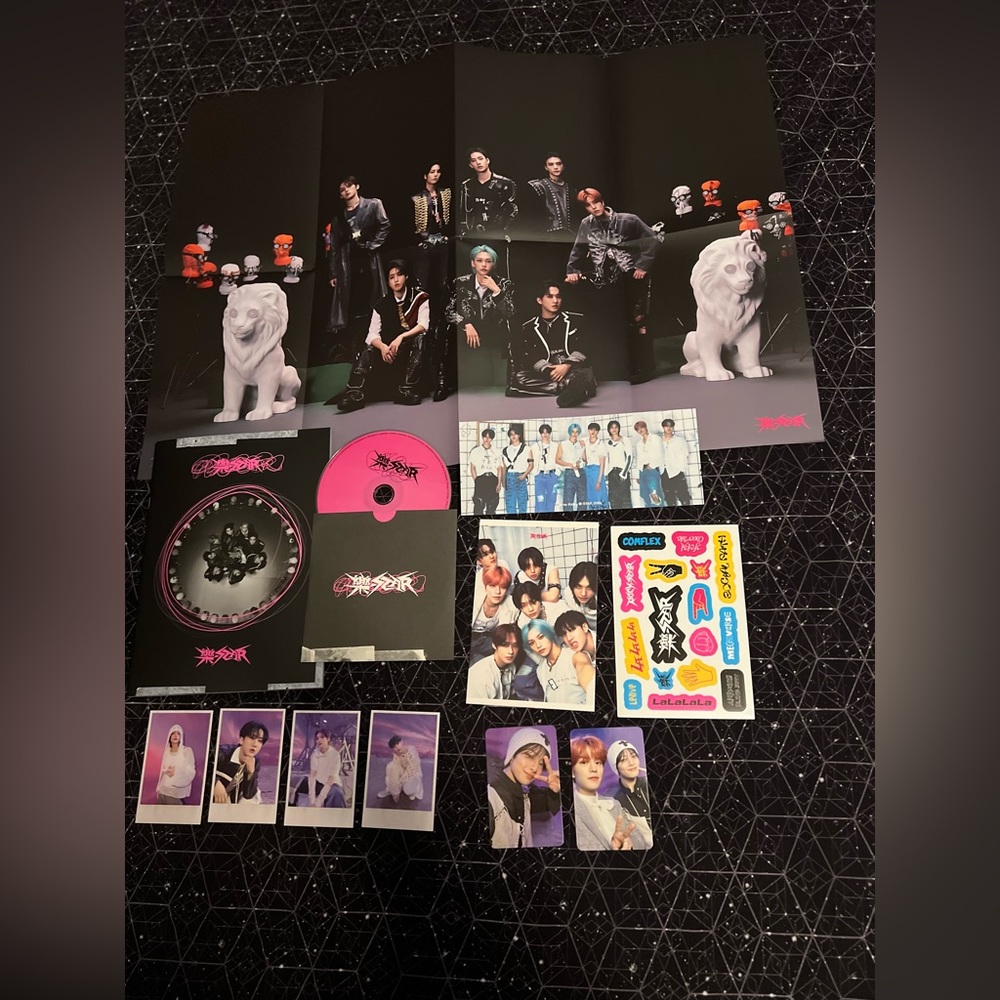 ⭐️⭐️⭐️⭐️SOLD⭐️⭐️⭐️⭐️UNSEALED Stray Kids Rockstar Album Roll Version